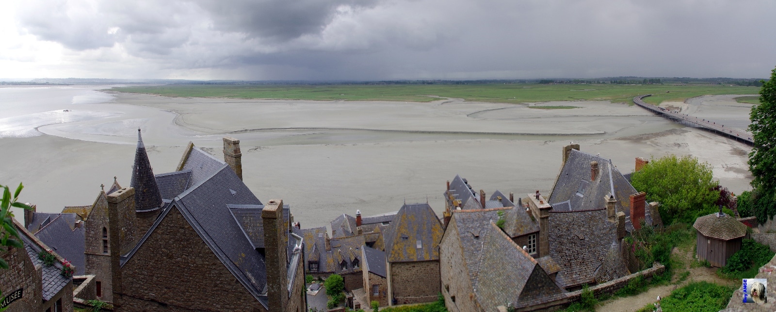 Depuis le haut du village, vue sur la baie avec la passerelle. Le Mont Saint Michel.