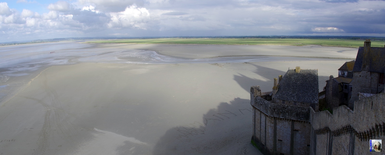 Depuis le haut du village, vue sur la baie. Le Mont Saint Michel.