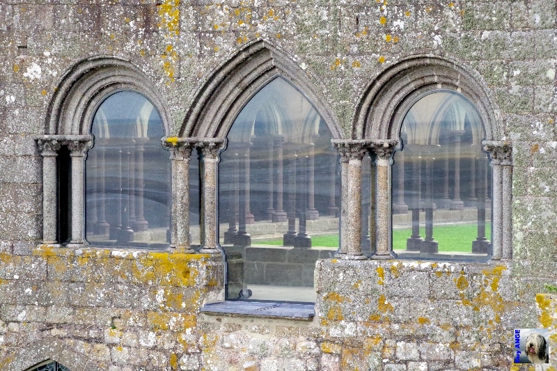 Le cloître, vu de l'extérieur. Le Mont Saint Michel.