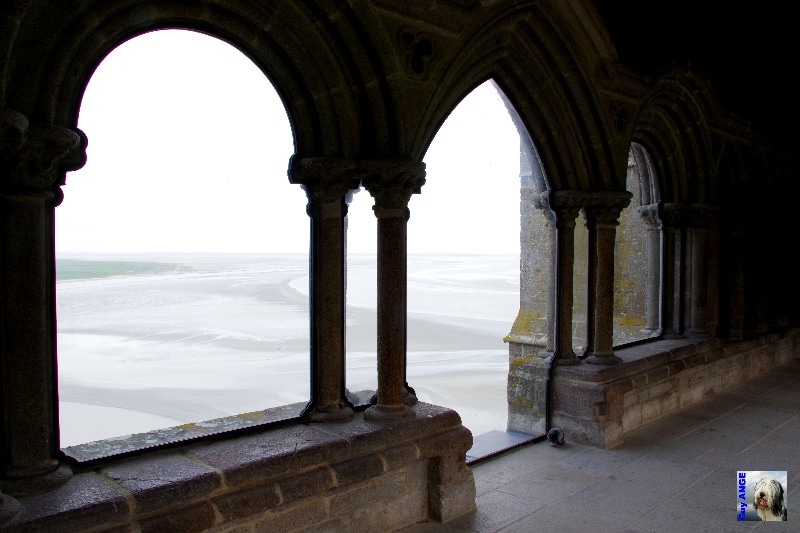 Le cloître, vu intérieure sur la baie. Le Mont Saint Michel.