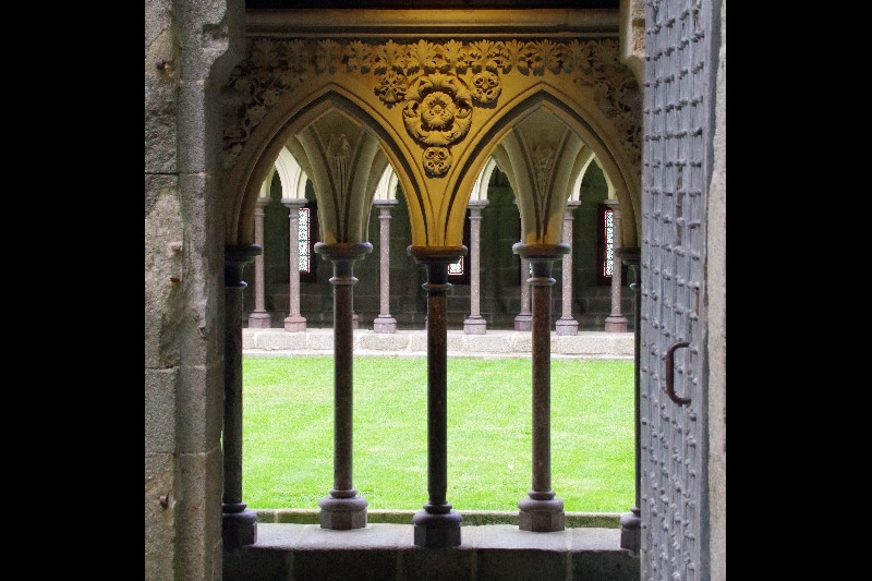 L'entrée du cloître. Le Mont Saint Michel.