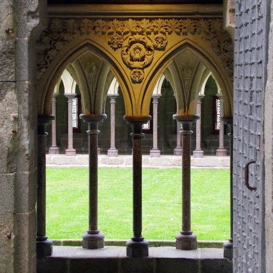 L'entrée du cloître. Le Mont Saint Michel.