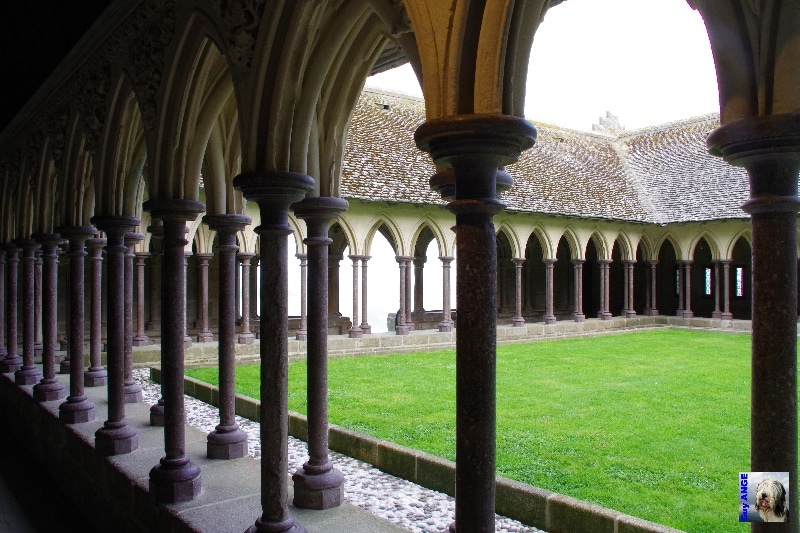 Le cloître avec ses colonnes fines en granit et la grande ouverture donnant sur la baie. Le Mont Saint Michel.