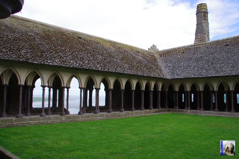 Le cloître avec ses colonnes fines en granit et la grande ouverture donnant sur la baie. Le Mont Saint Michel.