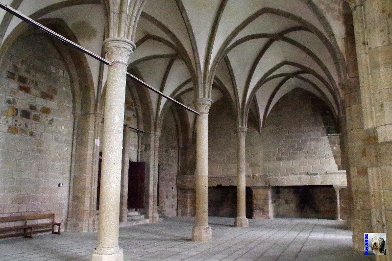 La Salle des Hôtes avec cette double cheminée. Le Mont Saint Michel.