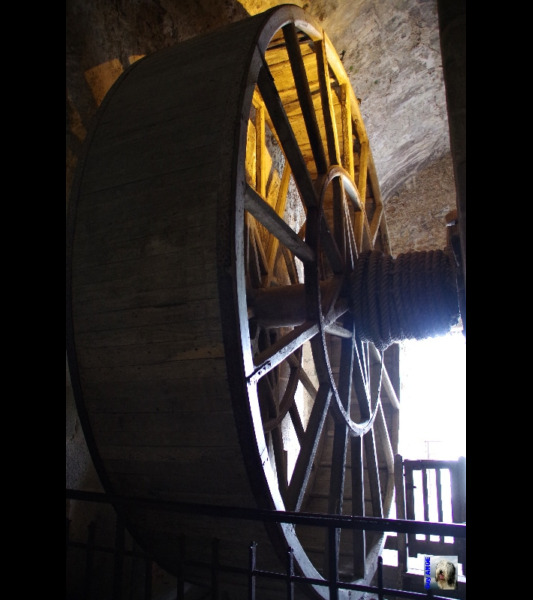 La cage à écureuil servant de treuil pour remonter les charges lourdes. Le Mont Saint Michel.