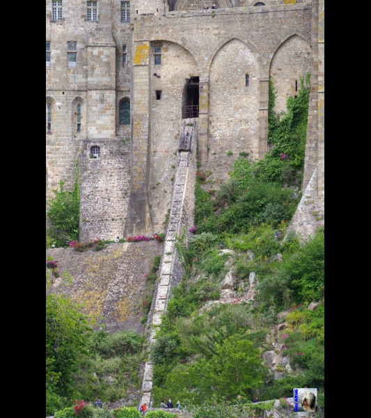 La rampe de treuillage à l'extérieur. Le Mont Saint Michel.
