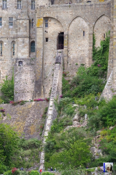 La rampe de treuillage à l'extérieur. Le Mont Saint Michel.