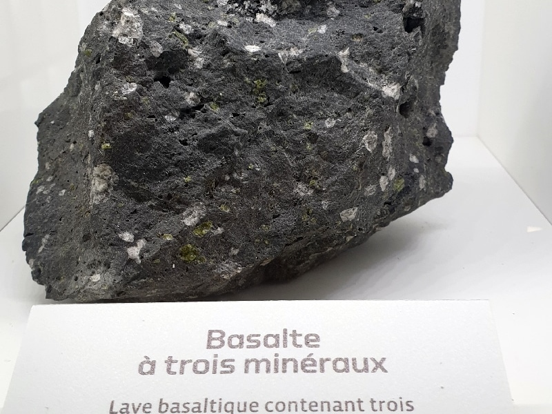 Basalte à trois minéraux. La Réunion.