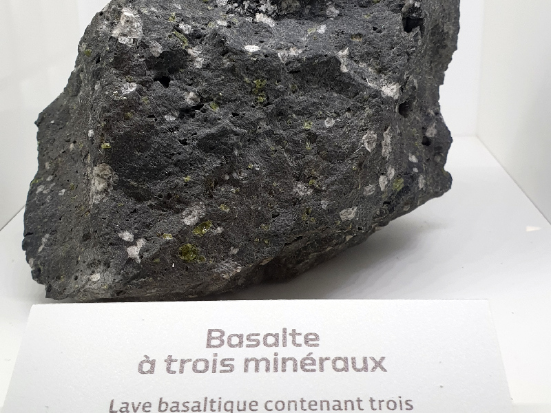 Basalte à trois minéraux. La Réunion.