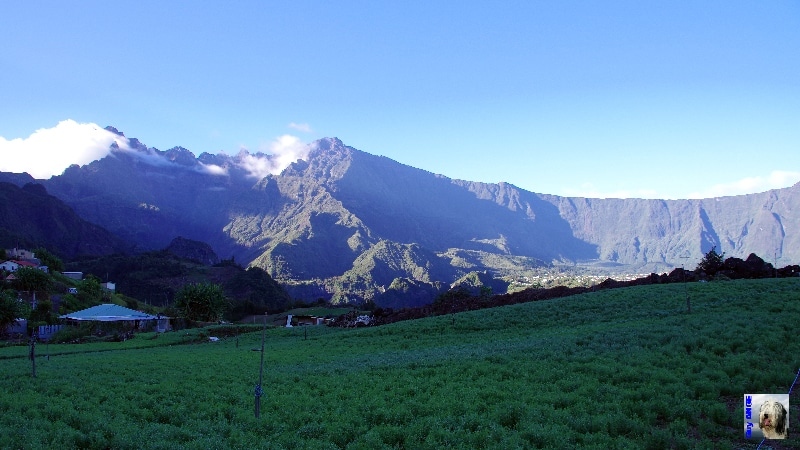 Randonnée jusqu'à Îlet à Cordes. Le Piton des Neiges et champs de lentilles. La Réunion.