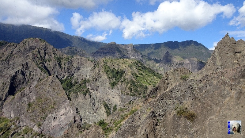 Randonnée jusqu'à Îlet à Cordes. Remontée en terrain aride, il fait chaud. La Réunion.