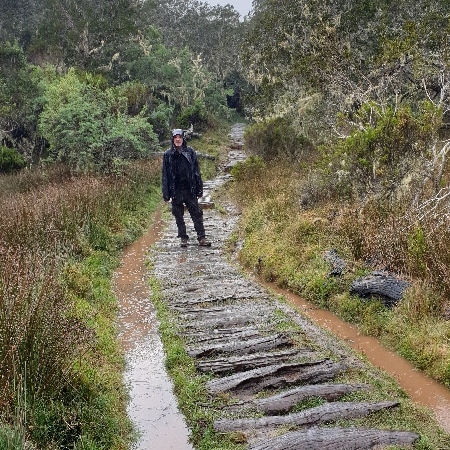 Et au plus on monte, au plus il pleut. Nous arrivons trempés et frigorifiés. La Réunion.
