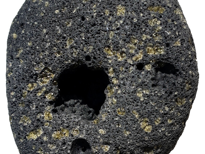 Un galet de basalte avec de nombreuses inclusions de cristaux d'olivine. La Réunion.