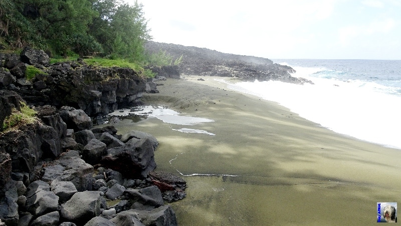 Jolie plage de sable vert mais pas de baignade ni même se faire doré au soleil. La Réunion.