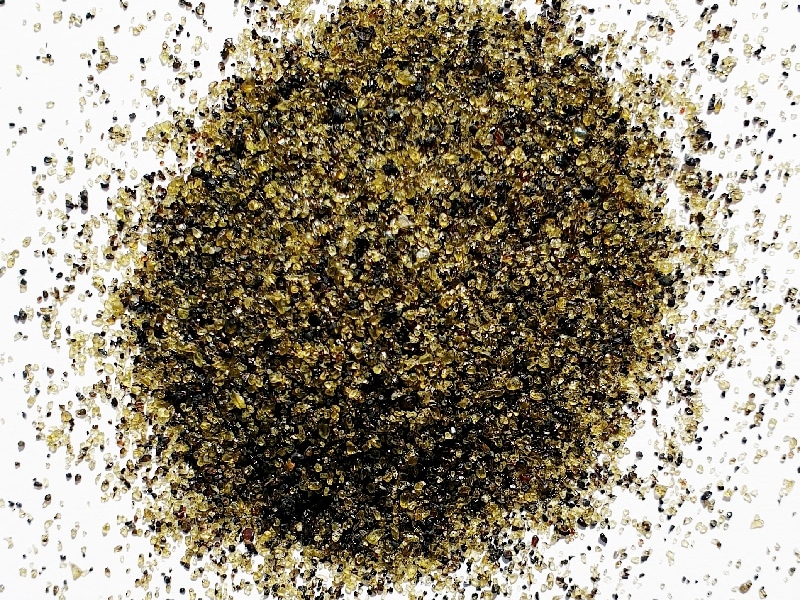 Sable riche en cristaux d'olivine. La Réunion.