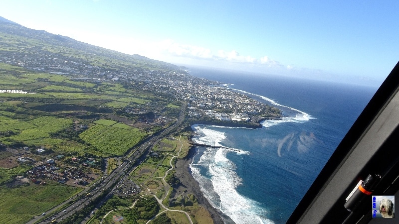 Le temps est splendide et nous décollons de l'aéroport de Saint-Pierre. Ici vue sur St Pierre avec le lagon. La Réunion.