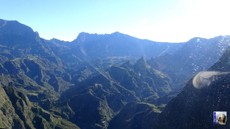 Pile en face, le village de Cilaos et sur la gauche celui d'Îlet à Cordes. (et le pied de la voisine de Ludo !) La Réunion.