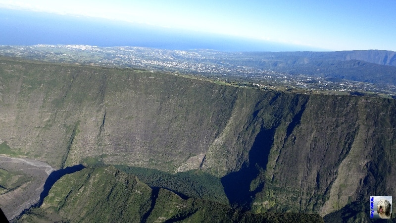 Et derrière cet impressionnant rempart, Saint-Pierre. La Réunion.