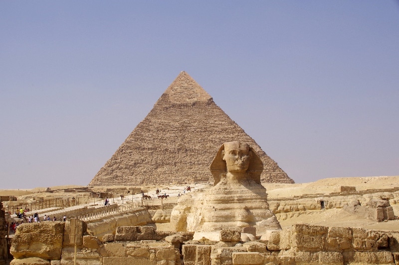 Le Sphinx et la pyramide de Khéphren. Plateau de Gizeh.