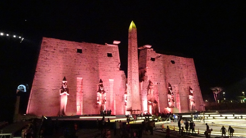 Le Temple de Louxor. Les travaux pour l'inauguration de l'Allée des Sphinx bât son plein. Temple de Louxor.
