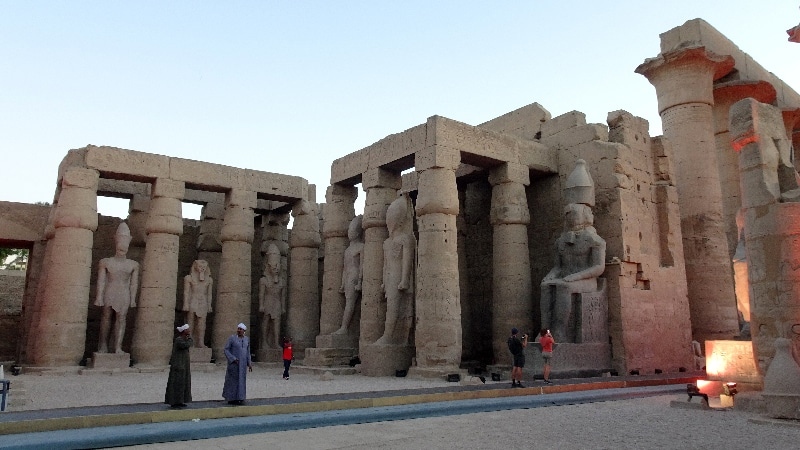 Le Temple de Louxor. La nuit tombe, le monument s'illumine. Temple de Louxor.