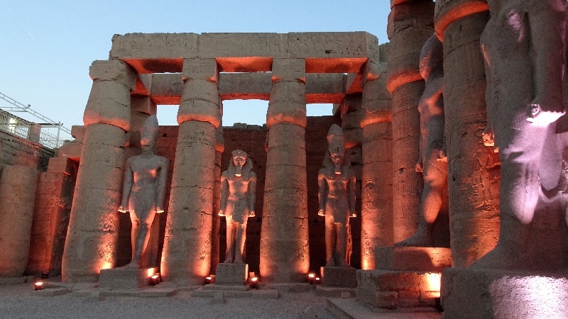 Le Temple de Louxor. La nuit tombe, le monument s'illumine. Temple de Louxor.