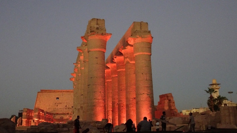 Le Temple de Louxor. La nuit tombe, le monument s'illumine. Temple de Louxor.