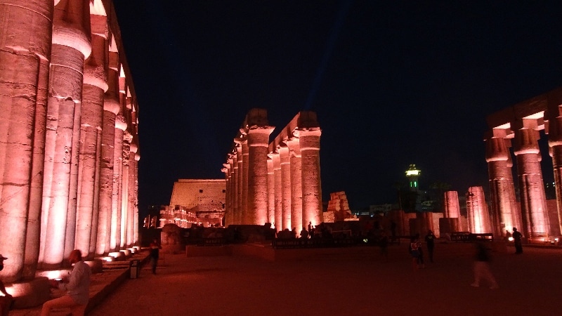 Le Temple de Louxor. La nuit tombe, le monument s'illumine. Temple de Louxor.