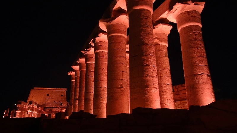 Le Temple de Louxor. La nuit tombe, le monument s'illumine. Temple de Louxor.