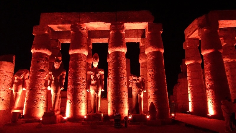 Le Temple de Louxor. La nuit tombe, le monument s'illumine. Temple de Louxor.