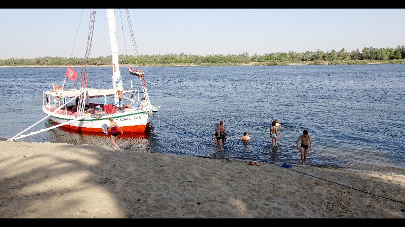 Baignade au niveau des carrières de Silsila. Egypte.