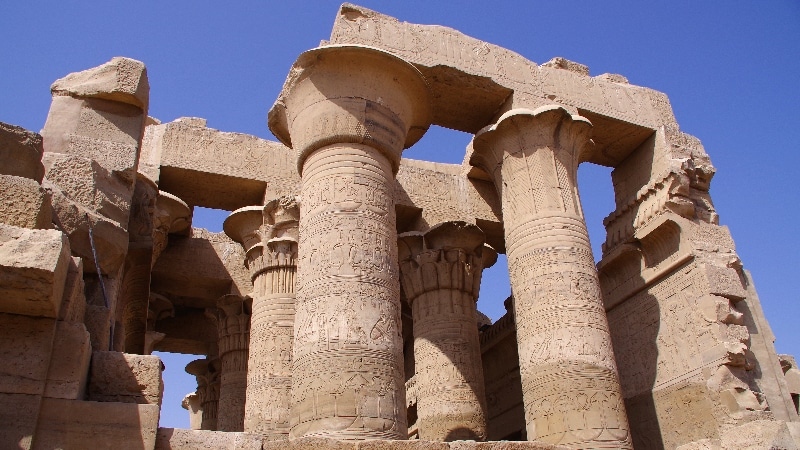 Temple consacré à Sobek, le dieu crocodile et Horus, le dieu faucon. Kom Ombo.
