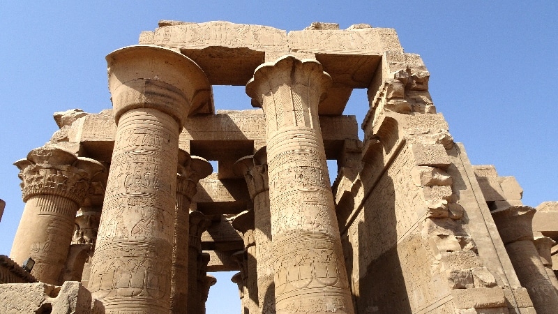 Temple consacré à Sobek, le dieu crocodile et Horus, le dieu faucon. Kom Ombo.