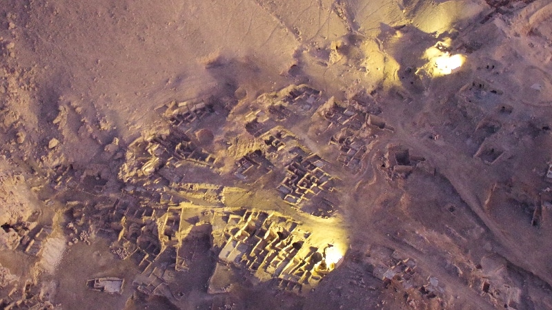 Louxor, vol en montgolfière. Chantier archéologique. Louxor, vol en montgolfière.