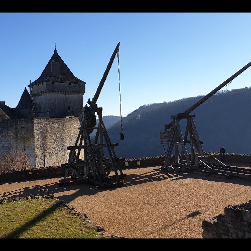 Les catapultes sur le bastion. Dordogne