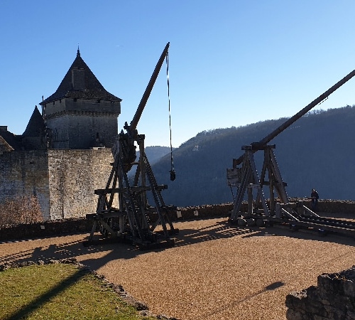 Les catapultes sur le bastion. Dordogne