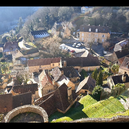 Montée vers le château par les ruelles du village. Dordogne