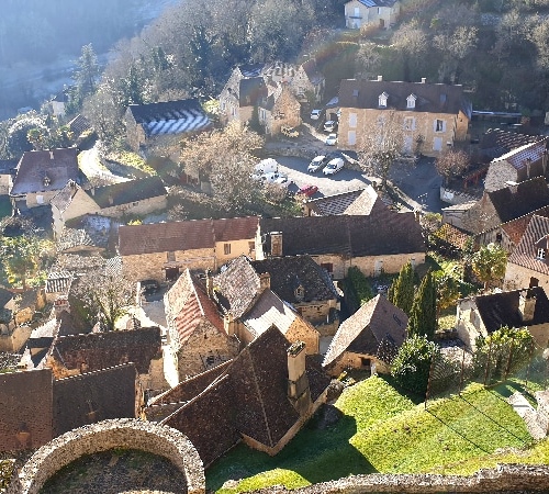 Montée vers le château par les ruelles du village. Dordogne