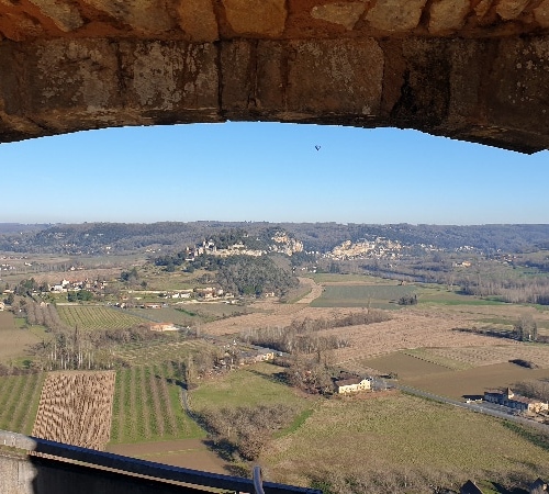 Vue sur Marqueyssac et La Roque-Gageac des remparts du Château. Dordogne