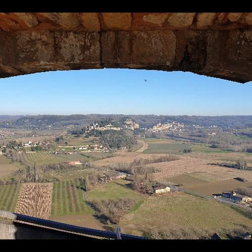 Vue sur Marqueyssac et La Roque-Gageac des remparts du Château. Dordogne