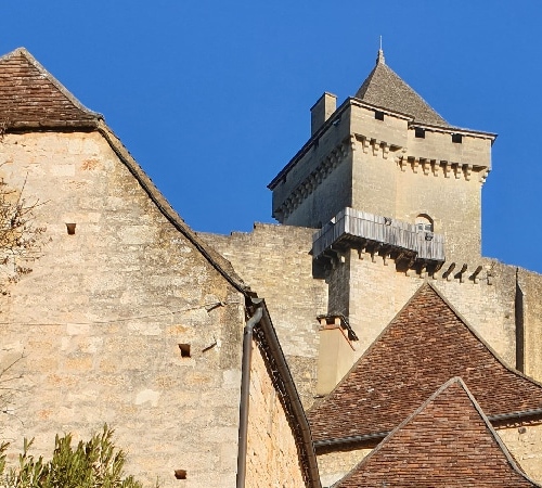 Montée vers le château par les ruelles du village. Dordogne