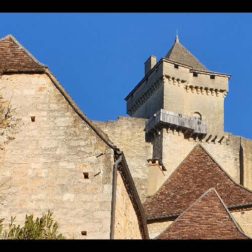 Montée vers le château par les ruelles du village. Dordogne