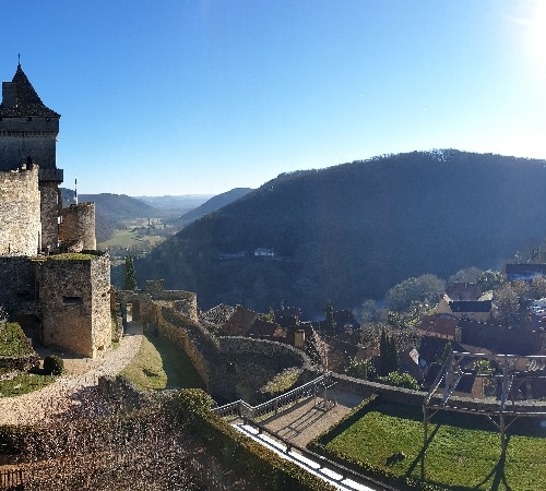Le château domine le village. Dordogne