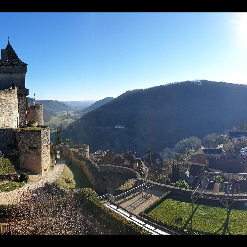 Le château domine le village. Dordogne
