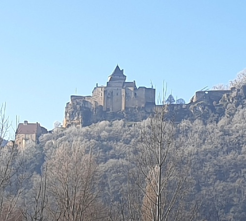 Le Château de Castelnaud-la-Chapelle dans un paysage de givre. Dordogne
