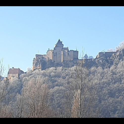 Le Château de Castelnaud-la-Chapelle dans un paysage de givre. Dordogne