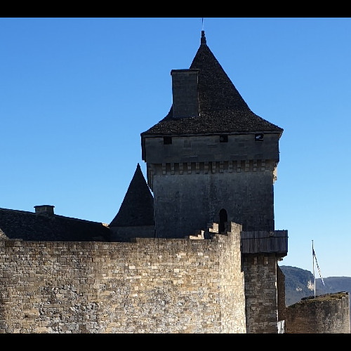 Catapulte et donjon, nous sommes en pleine période médiévale. Dordogne