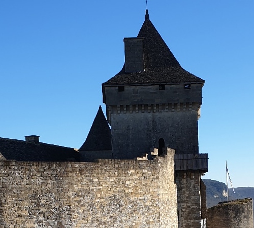 Catapulte et donjon, nous sommes en pleine période médiévale. Dordogne