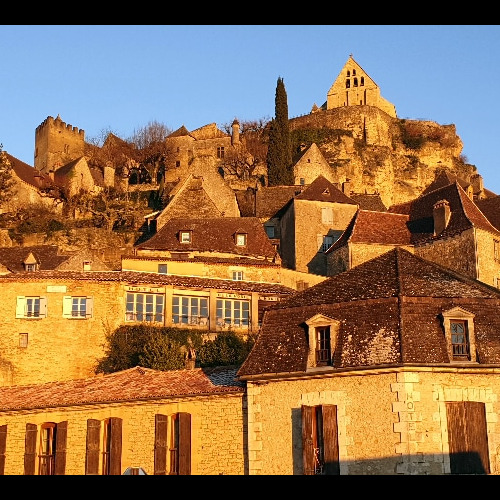Castelnaud-la-Chapelle et l'église du château tout en haut. Dordogne